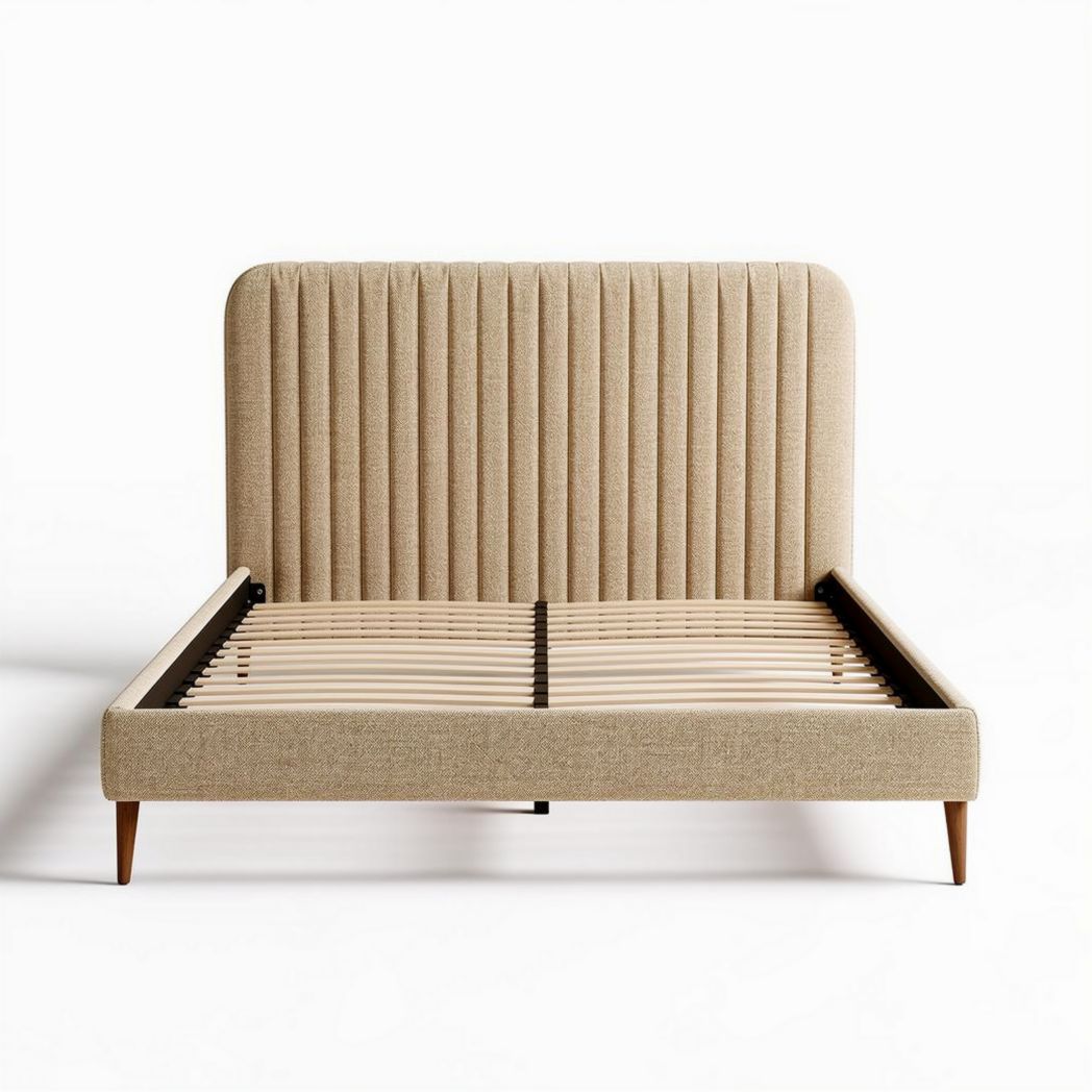 Bovenbed met gestreept hoofdeinde in beige stof en houten poten 200 x 160 x 100cm